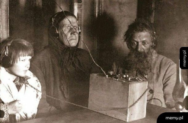 Rodzina pierwszy raz słucha radia. ZSRR 1928