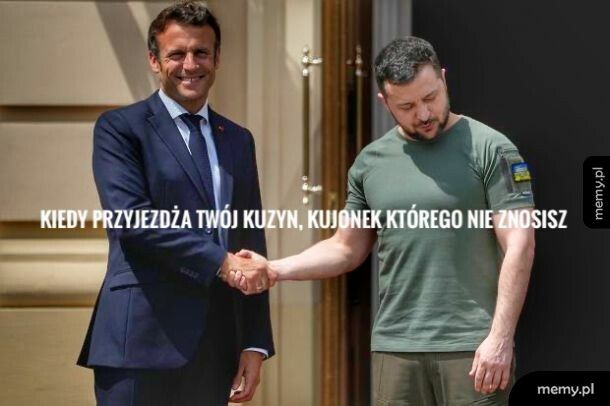 Koszula biała jak flaga Francji.