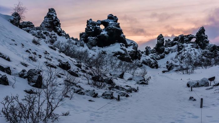 Obozowisko Dzikich: Dimmuborgir, Islandia.