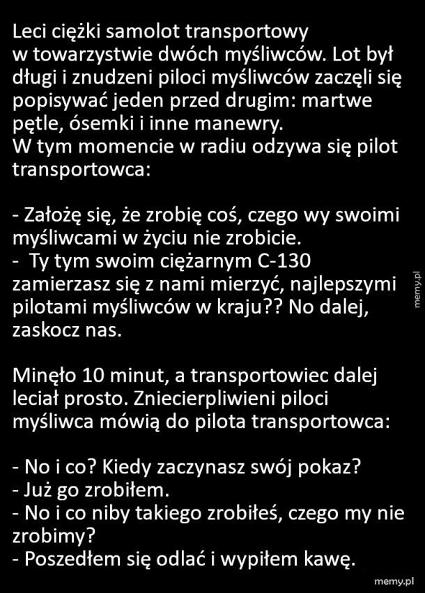 Transportowiec i dwa myśliwce