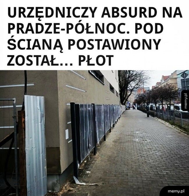 Płot pod ścianą