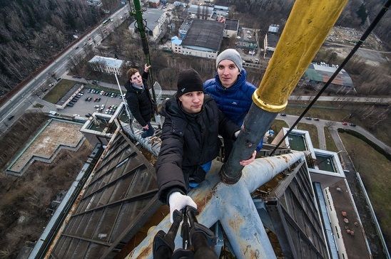 Najbardziej ekstremalne selfie w sieci. Rosja wypowiada im wojnę