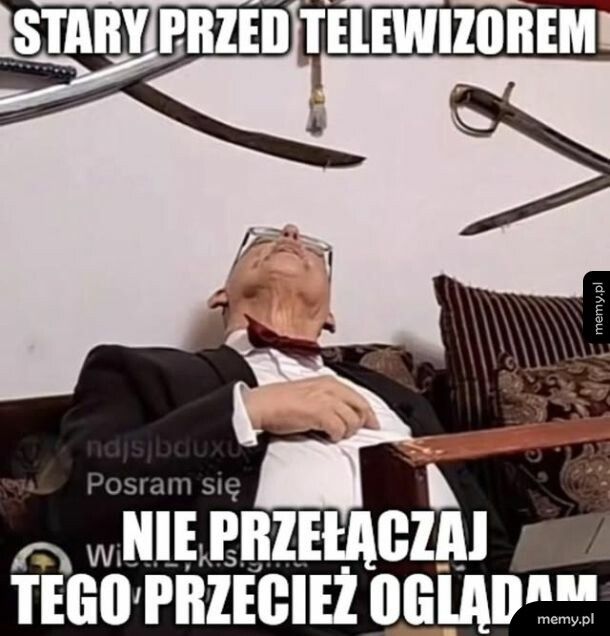 Stary przed telewizorem