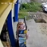 Dobrze, że miał kask