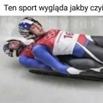 Dw&oacute;ch typ&oacute;w, jeden kładzie się na drugim, a tamten pierwszy na sankach, m&oacute;wie ci to siądzie