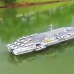 Facet ma fajne hobby: zbudował sobie lotniskowiec.