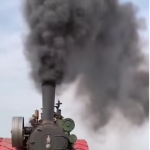 Ten stary parowy ciągnik może ciągnąć jednocześnie 44 pługi