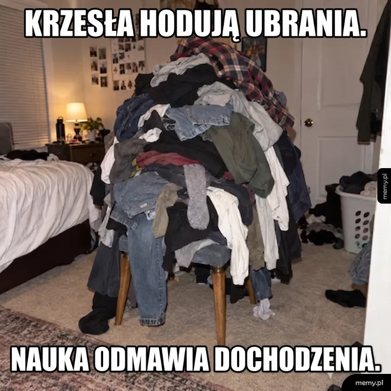 Wielka góra ubrań spiętrzona na krześle w pokoju.