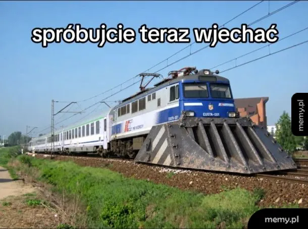 Pociąg PKP Intercity z ogromnym pługiem śnieżnym z przodu