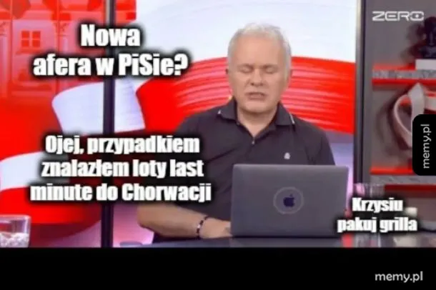 Mężczyzna siedzi przed laptopem w studio telewizyjnym
