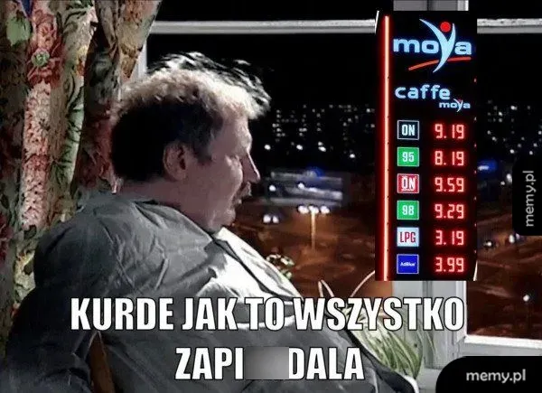 Mężczyzna patrzy przez okno na wysokie ceny paliw na stacji