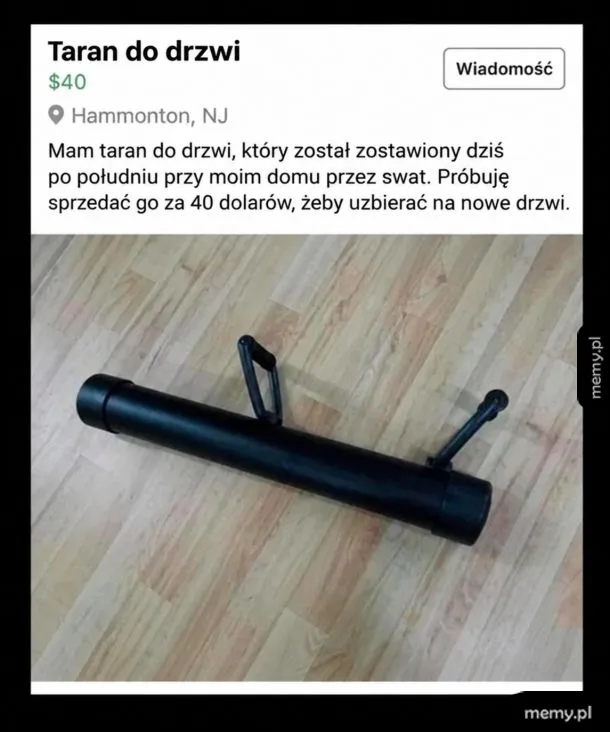 Ogłoszenie sprzedaży taranu policyjnego za 40 dolarów na tle podłogi.