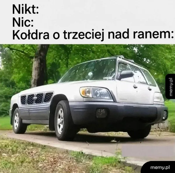 Dziwnie wyglądający, przerobiony samochód z dwoma przodami.
