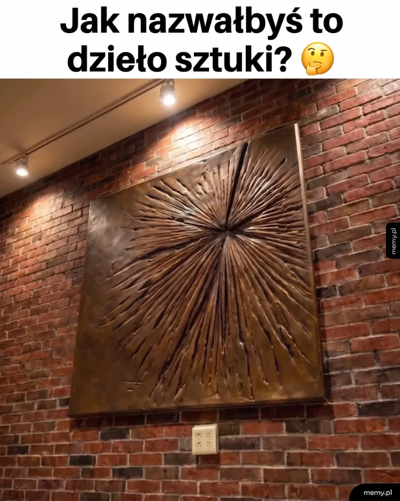 Abstrakcyjne dzieło sztuki na ścianie przypominające wybuch wokół gniazdka elektrycznego