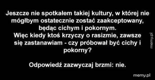 Biały tekst na czarnym tle z refleksją o kulturze i rasizmie.
