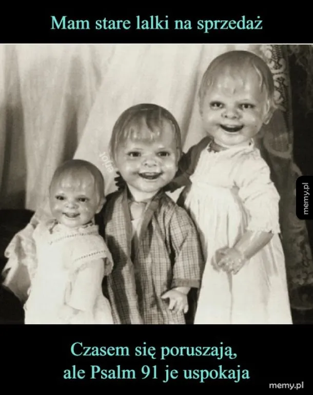 Trzy stare, przerażające lalki o dziwnych twarzach