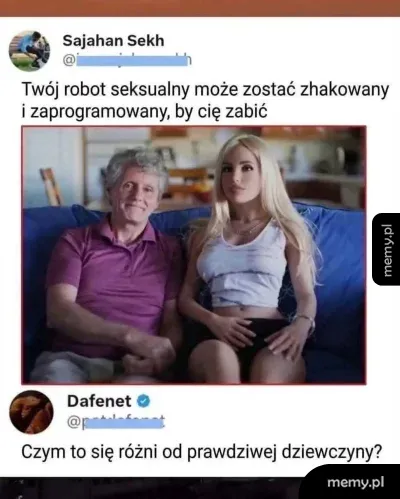 Mężczyzna siedzący na kanapie obok robota o wyglądzie kobiety.