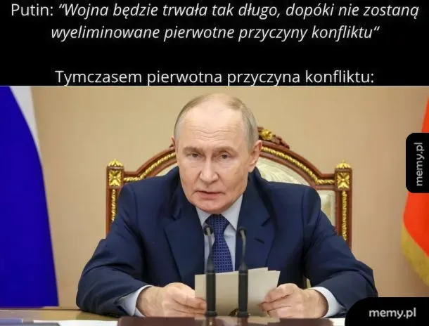 Mem z Władimirem Putinem siedzącym za biurkiem i czytającym dokument.