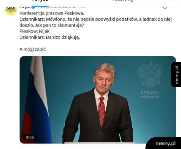 Dmitrij Pieskow na tle rosyjskiej flagi podczas konferencji prasowej.