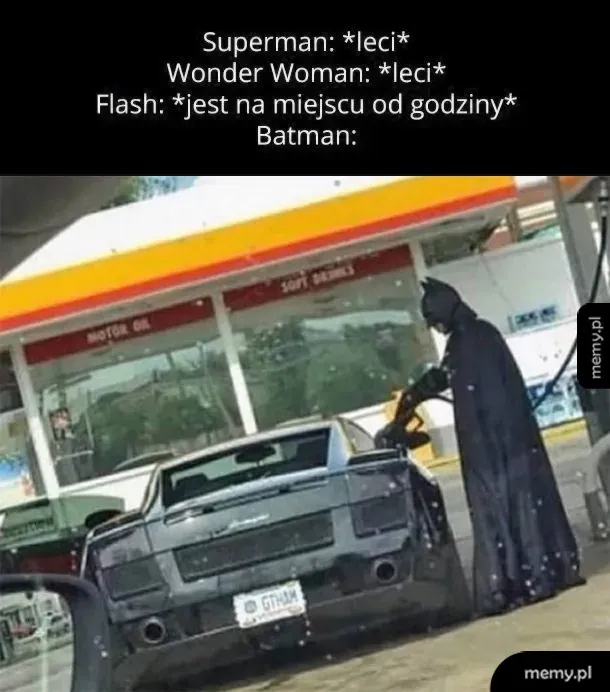 Batman tankuje swój samochód na stacji benzynowej