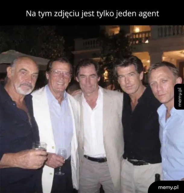 Zdjęcie przedstawiające pięciu aktorów grających Jamesa Bonda stojących obok siebie.
