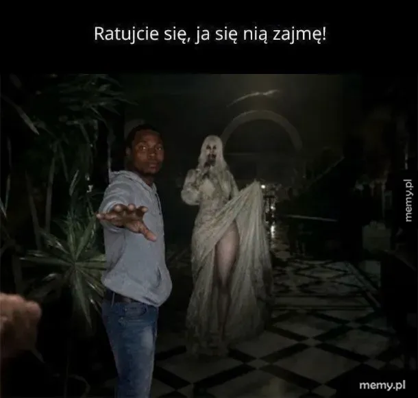 Mężczyzna w bluzie osłaniający ręką przerażającą postać kobiety w tle.