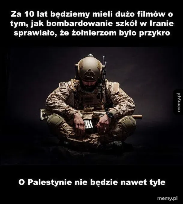 Smutny żołnierz w pełnym ekwipunku siedzi na ziemi