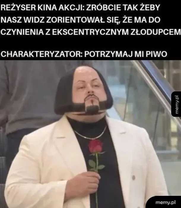 Mężczyzna z dziwną fryzurą i brodą w białej marynarce trzyma różę.
