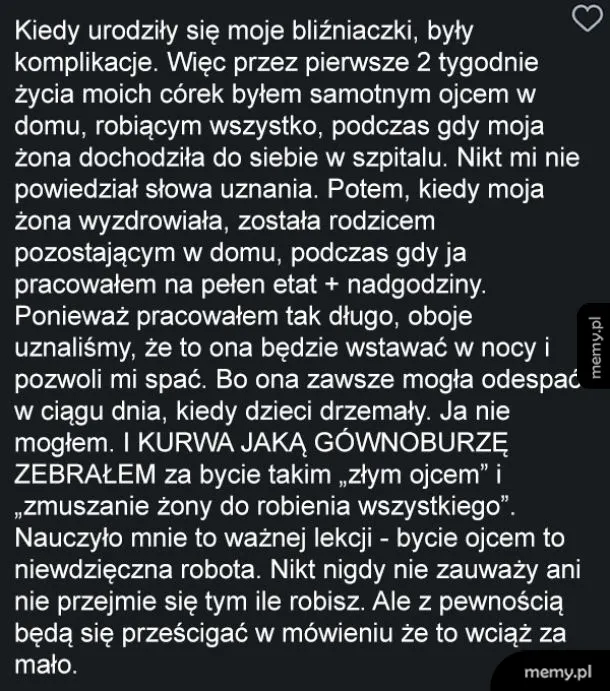 Zrzut ekranu z tekstem opisującym trudne doświadczenia ojca bliźniaczek.