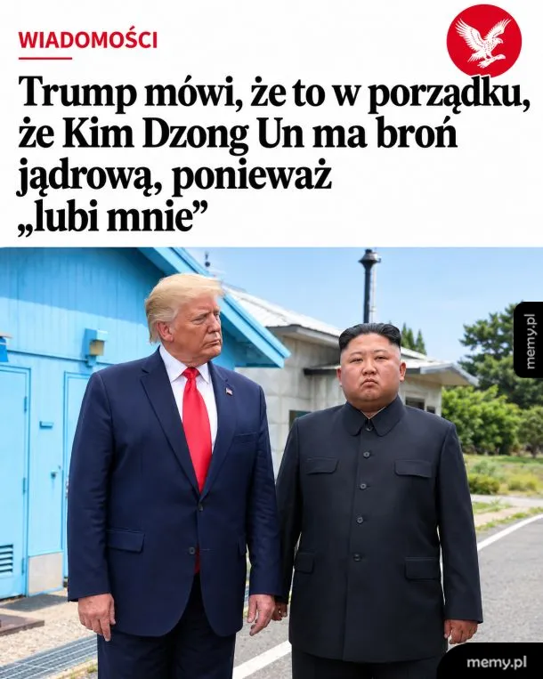 Donald Trump i Kim Dzong Un stoją obok siebie na tle niebieskiego budynku.