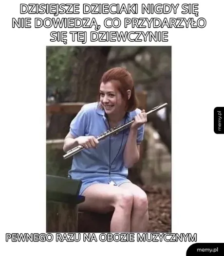 Alyson Hannigan jako Michelle Flaherty z filmu American Pie trzymająca flet.