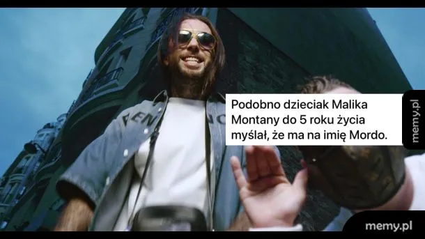 Mężczyzna w okularach przeciwsłonecznych i dżinsowej koszuli.
