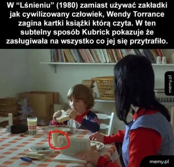 Kadr z filmu Lśnienie z podpisem na górze.