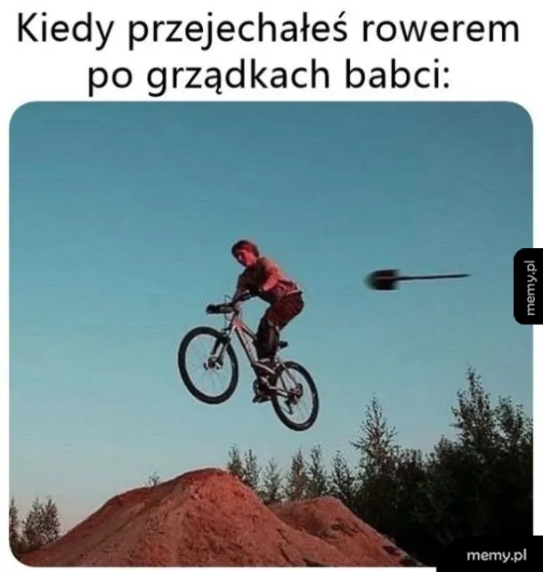 Rowerzysta w locie i lecąca w jego stronę łopata