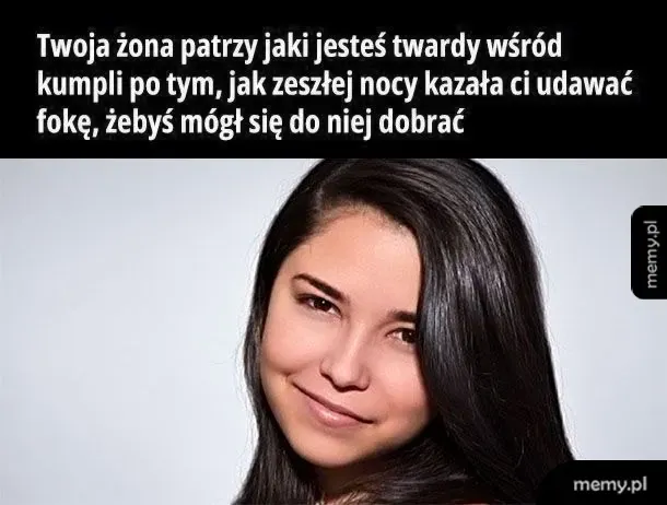Meme z uśmiechniętą kobietą i podpisem o twardym mężczyźnie.