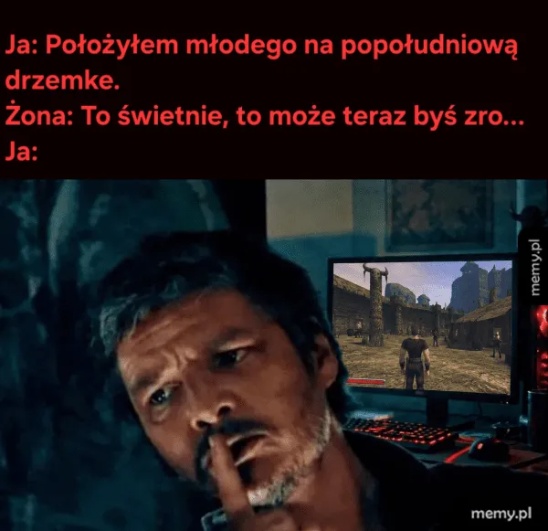 Mężczyzna przy komputerze z grą Gothic pokazuje palec u ust nakazując ciszę.