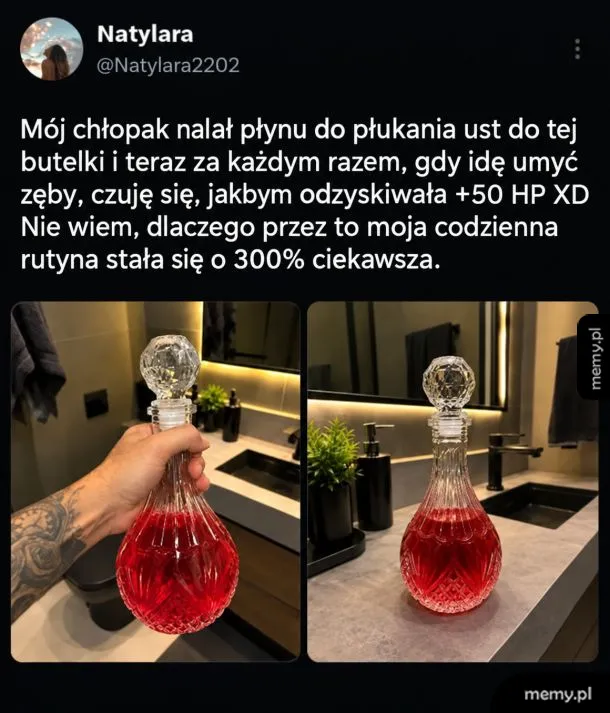 Szklana karafka z czerwonym płynem do płukania ust w łazience.