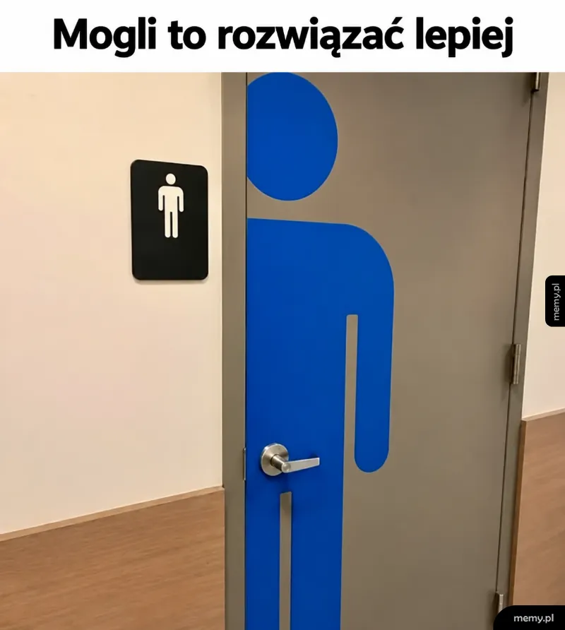 Drzwi do toalety z niefortunnie umieszczoną klamką w sylwetce mężczyzny.