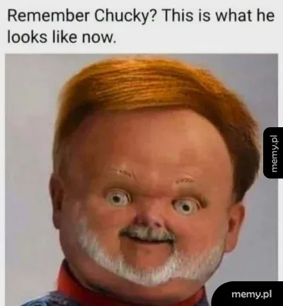 Mężczyzna o zniekształconej, małej twarzy przypominającej lalkę Chucky.