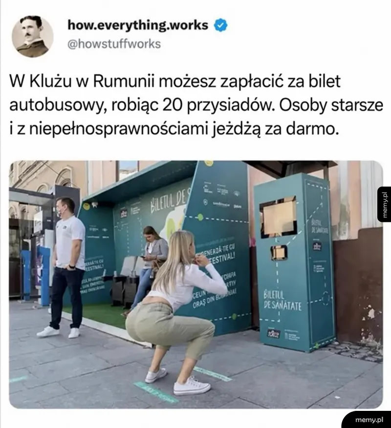Kobieta robiąca przysiady przed biletomatem w Rumunii