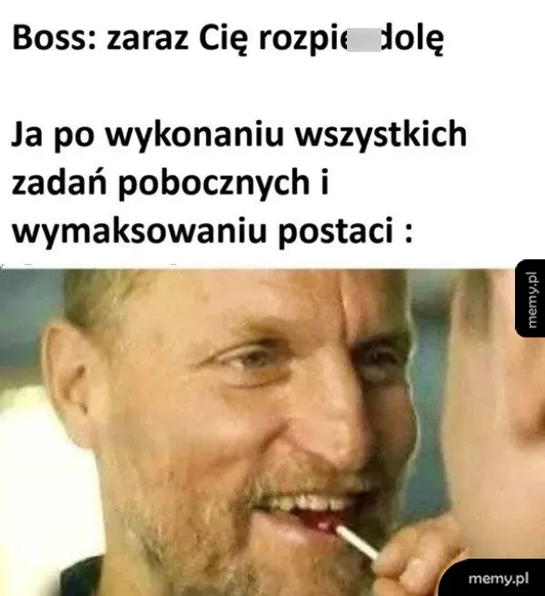 Mężczyzna z lizakiem w ustach patrzy pewnie siebie.
