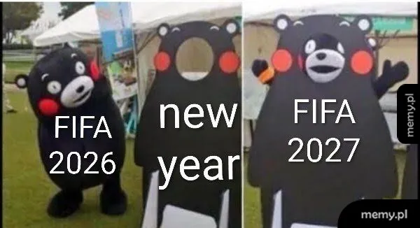 Mem z maskotką niedźwiedzia i napisami FIFA 2026, new year, FIFA 2027