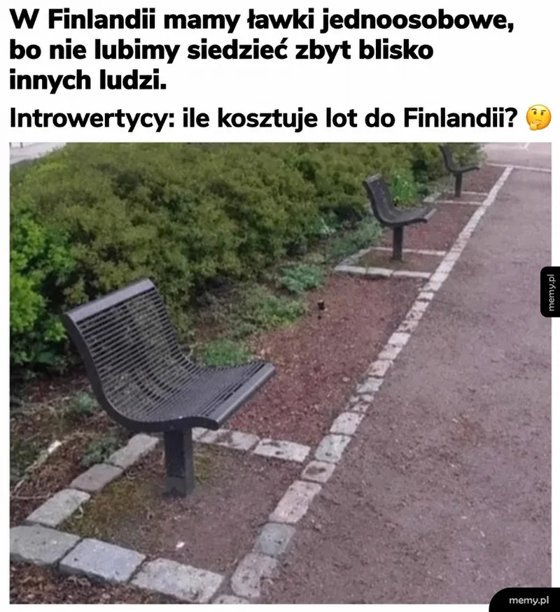 Zdjęcie jednoosobowych ławek parkowych stojących w rzędzie w Finlandii.