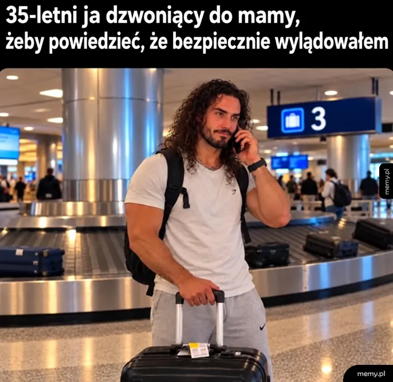 Rosły mężczyzna z długimi włosami rozmawia przez telefon na lotnisku obok taśmy bagażowej.