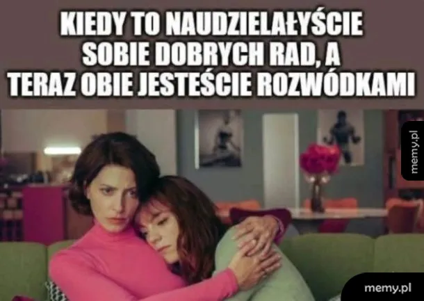 Dwie kobiety przytulają się na kanapie, mem satyryczny