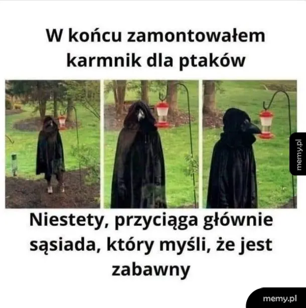 Mem z sąsiadem przebranym za postać w masce ptasiego dzioba przy karmniku.