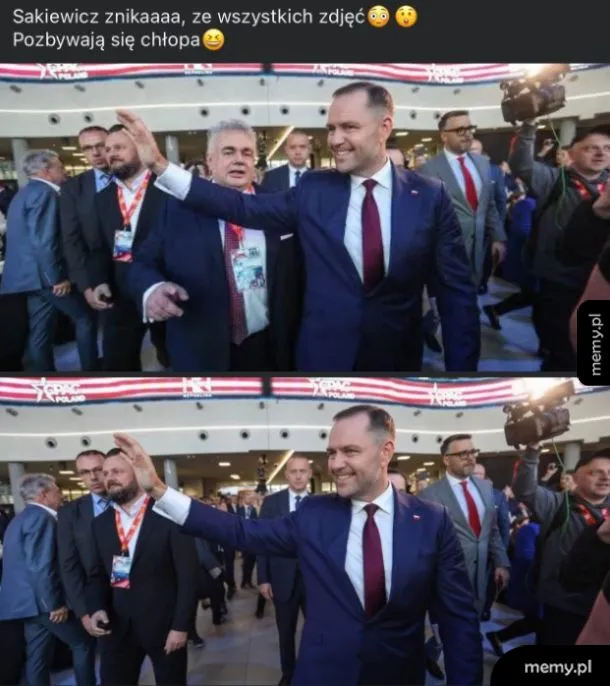 Mężczyzna w garniturze machający do ludzi, w tle wycięty cyfrowo Tomasz Sakiewicz.