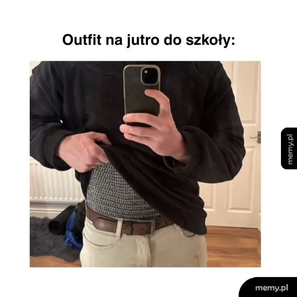 Mężczyzna pokazuje kolczugę ukrytą pod bluzą.