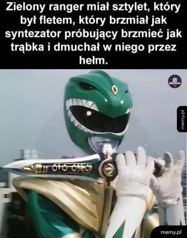 Zielony Ranger gra na sztylecie będącym fletem, przykładając go do ust w hełmie.