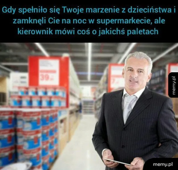 Mężczyzna w garniturie w alejce supermarketu